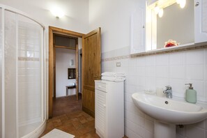 Shower, free toiletries, hair dryer, bidet - Agriturismo Amina (Castelnuovo Berardenga)