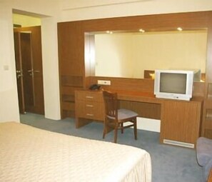 Minibar, in-room safe, desk, soundproofing - DITER Hotel (Sofia)