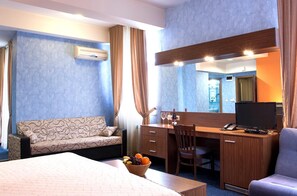 Minibar, in-room safe, desk, soundproofing - DITER Hotel (Sofia)