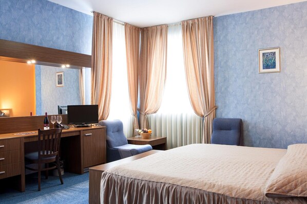Minibar, in-room safe, desk, soundproofing - DITER Hotel (Sofia)