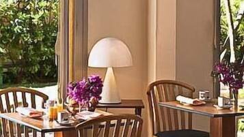 Ontbijt (EUR 8 per persoon)