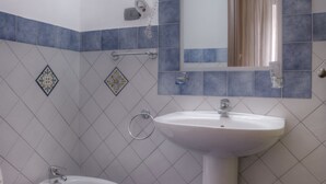 Double or Twin Room | Bathroom | Shower, rainfall showerhead, free toiletries, hair dryer (on request) - Kolymbetra (Agrigento)