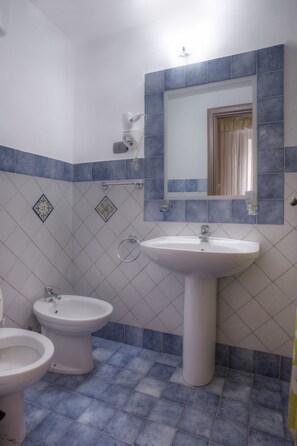 Double or Twin Room | Bathroom | Shower, rainfall showerhead, free toiletries, hair dryer - Kolymbetra (Agrigento)