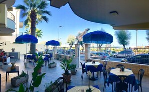 รับประทานอาหารกลางแจ้ง