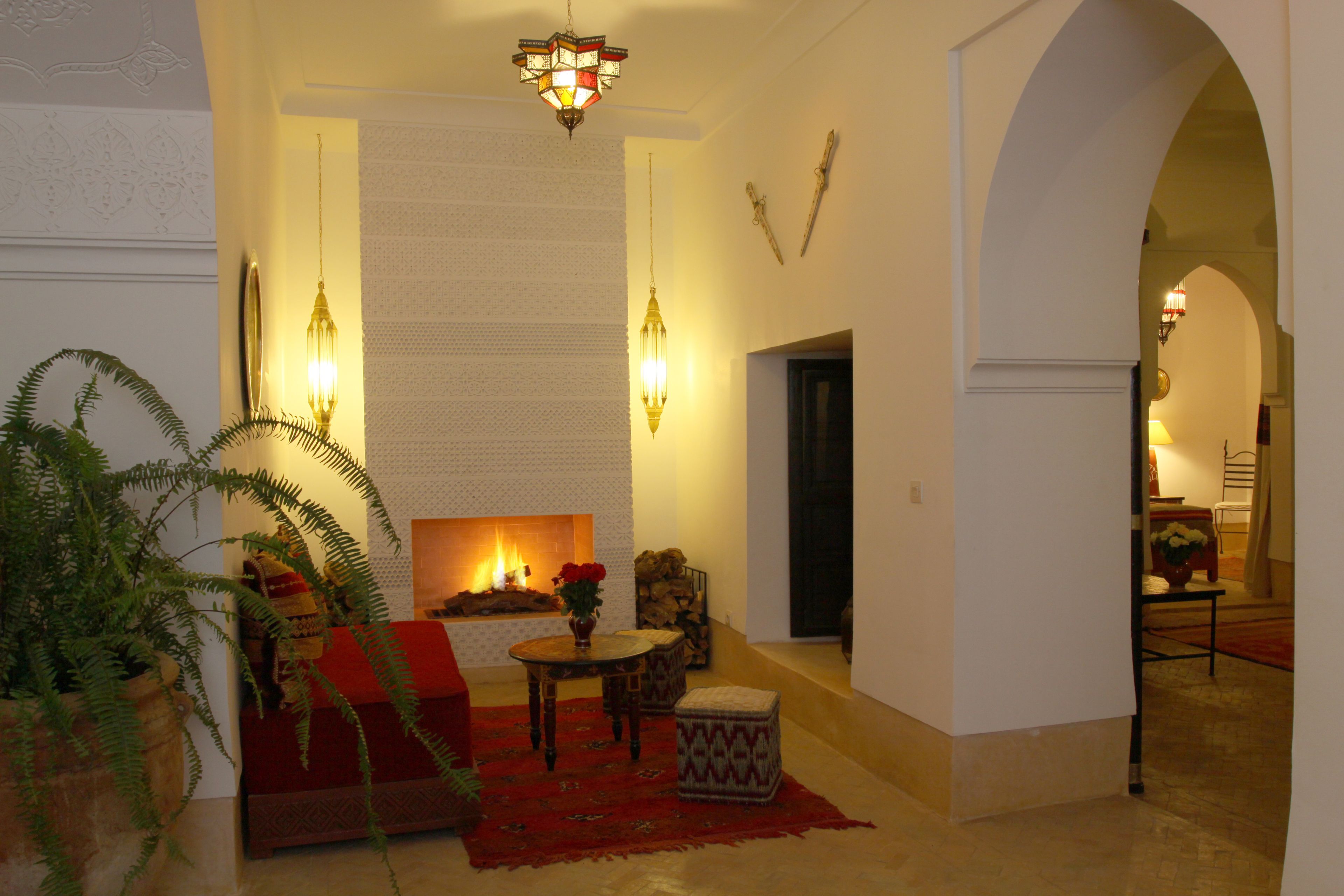 Una sala de estar acogedora con chimenea, un comedor y un pasillo que conduce a otra habitación.