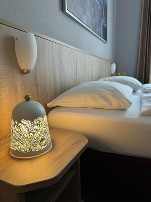 Desk, iron/ironing board, free WiFi, bed sheets - Hotel-Pension Kieler Hof (Hamburg)