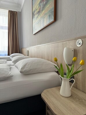 Desk, iron/ironing board, free WiFi, bed sheets - Hotel-Pension Kieler Hof (Hamburg)
