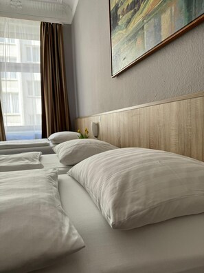 Desk, iron/ironing board, free WiFi, bed sheets - Hotel-Pension Kieler Hof (Hamburg)