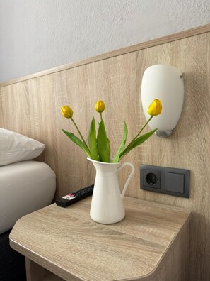 Desk, iron/ironing board, free WiFi, bed sheets - Hotel-Pension Kieler Hof (Hamburg)