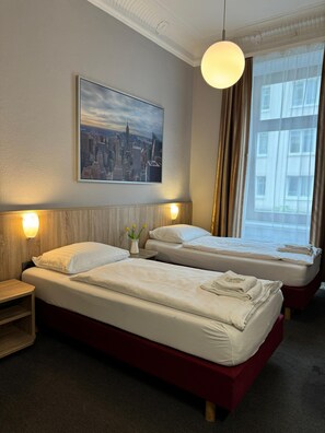 Bureau, fer et planche à repasser, Wi-Fi gratuit, draps fournis