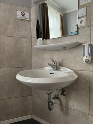 Douche, sèche-cheveux, serviettes fournies, savon