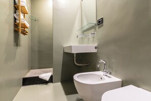 Shower, hair dryer, towels - Hotel Catone (Rome)