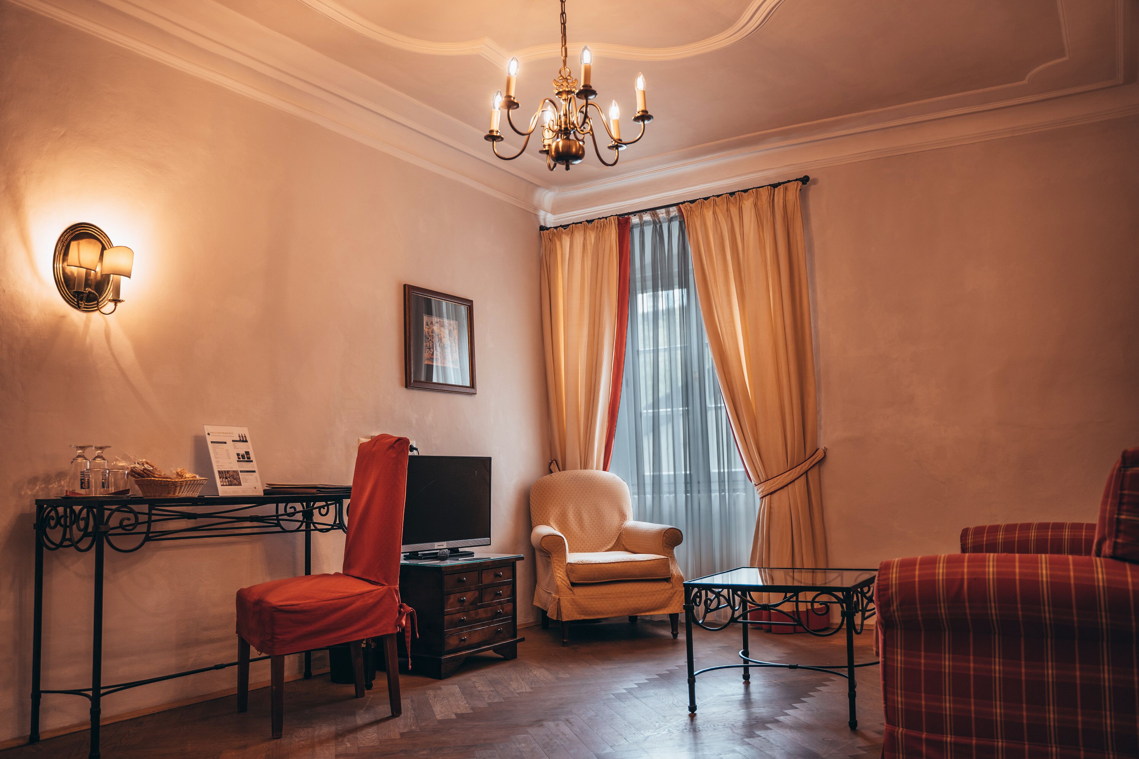 suite | in-room safe, free wifi, bed sheets