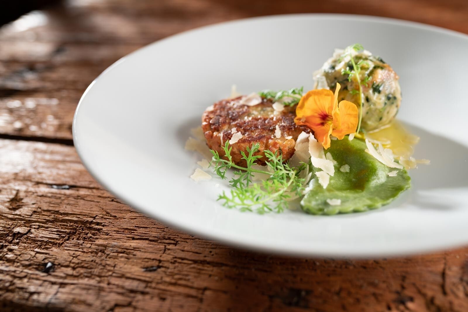 2 restaurants, lunch, dinner served; regional cuisine