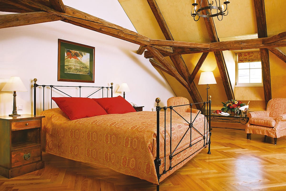 suite | in-room safe, free wifi, bed sheets