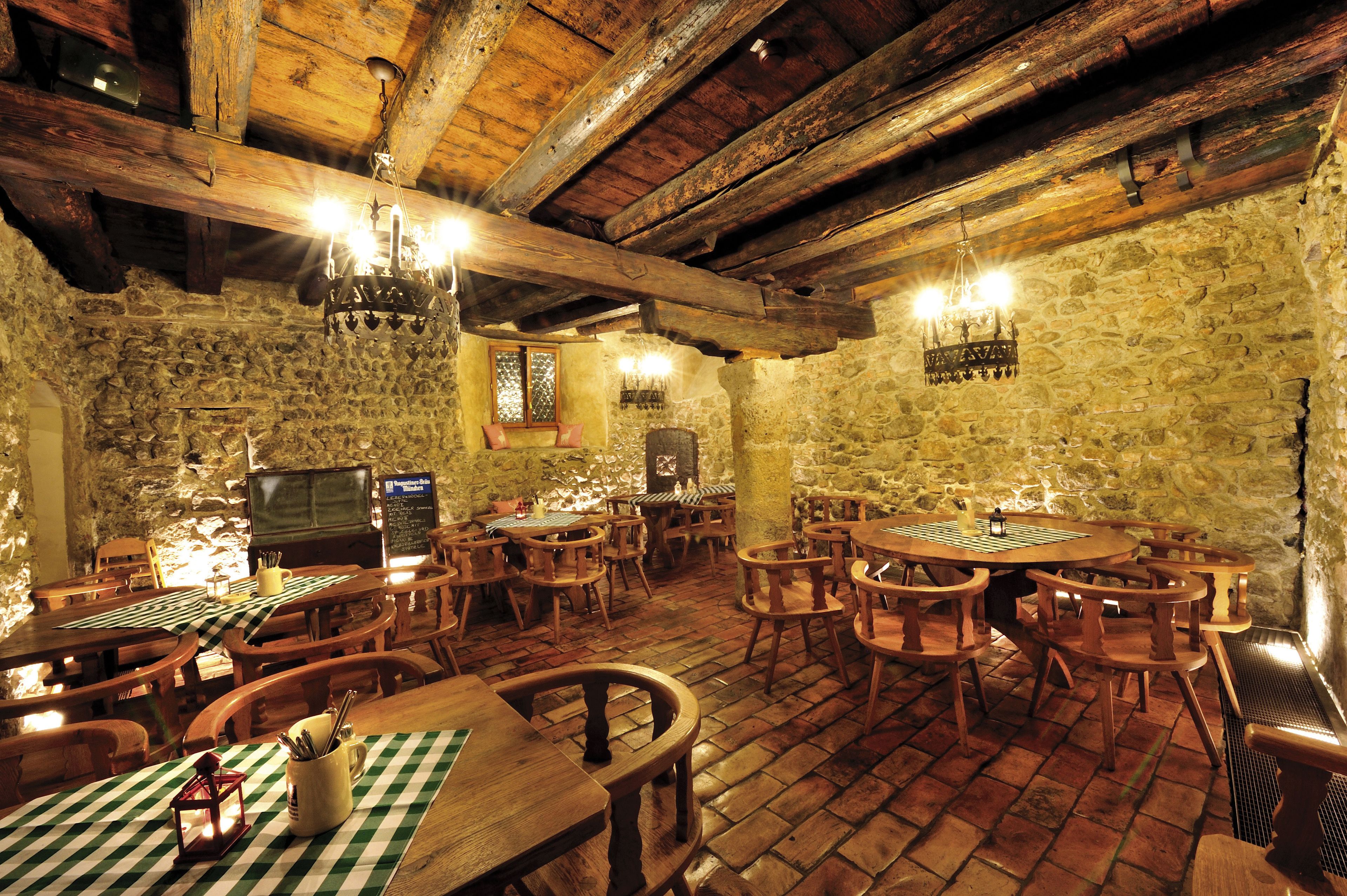 2 restaurants, lunch, dinner served; regional cuisine