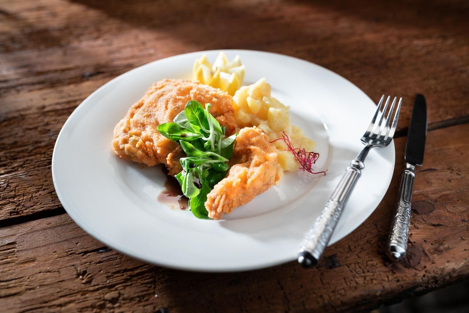 2 restaurants, lunch, dinner served; regional cuisine