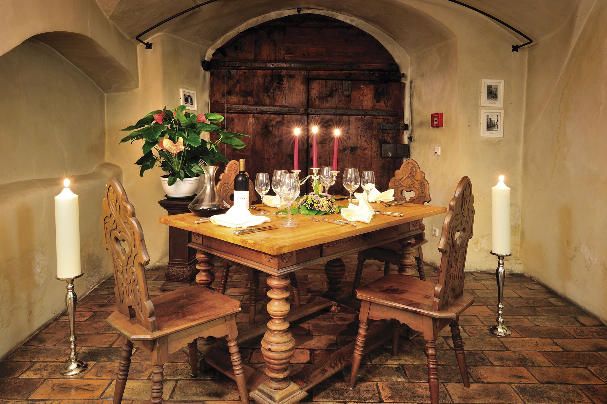 2 restaurants, lunch, dinner served; regional cuisine