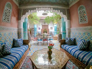 Coin salon dans le hall