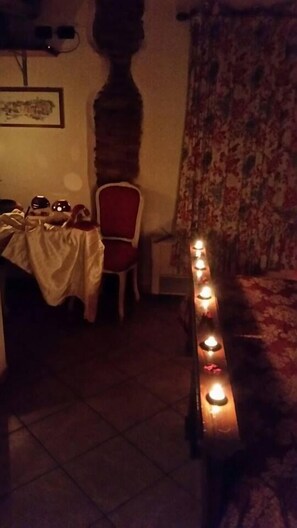 Quarto casal de uso individual | Camas Select Comfort, escrivaninha, cortinas blackout