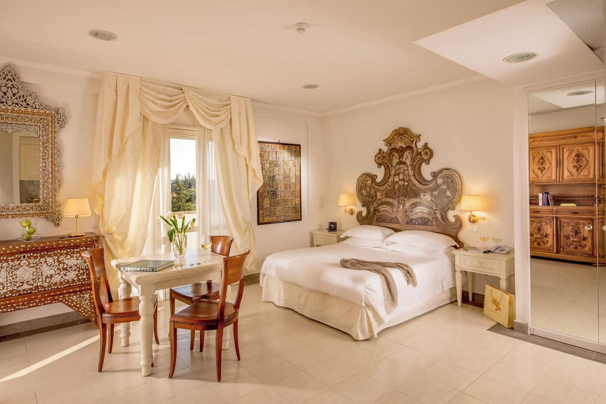 Classic Room, 1 Double Bed | Premium bedding, in-room safe, desk, laptop workspace