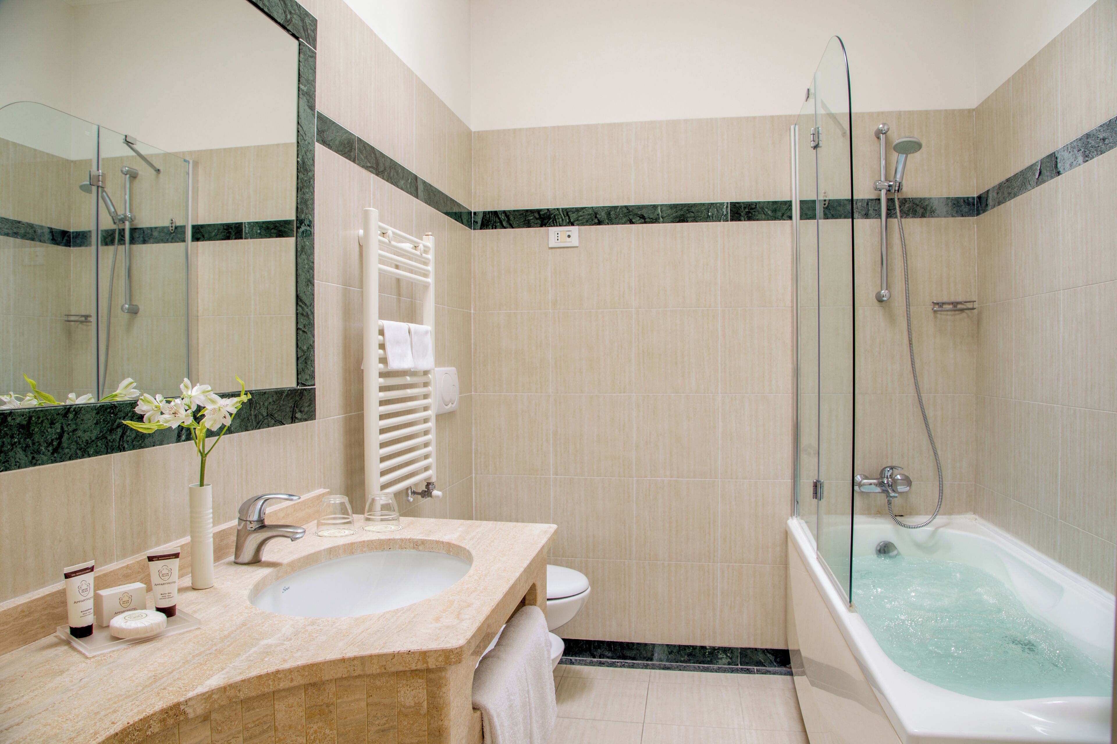 Un baño con lavamanos, inodoro y bañera.