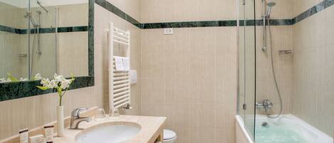Un baño con lavamanos, inodoro y bañera.