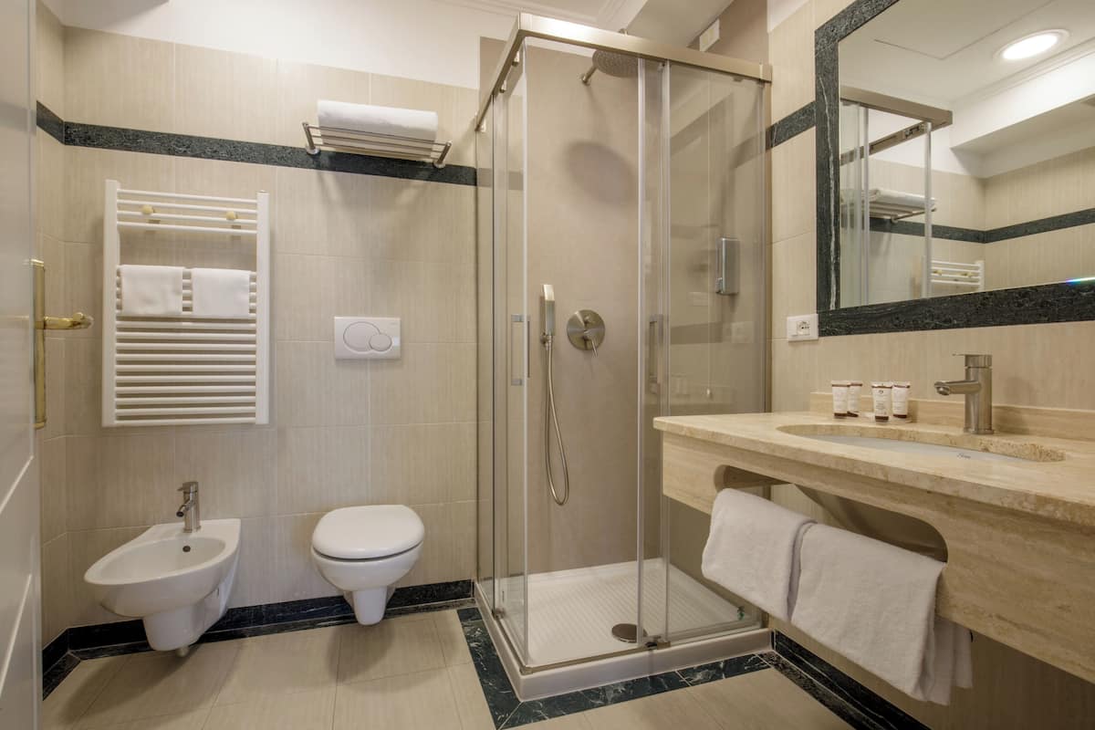 Toalettartikler (inkludert), hårføner, bidé og håndklær