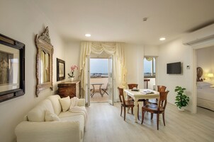 Habitación superior, 1 habitación | Ropa de cama de alta calidad, caja fuerte, escritorio