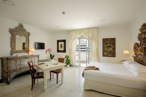 Classic Room, 1 Double Bed | Premium bedding, in-room safe, desk, laptop workspace