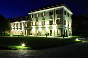 住宿正面 - 傍晚/夜晚