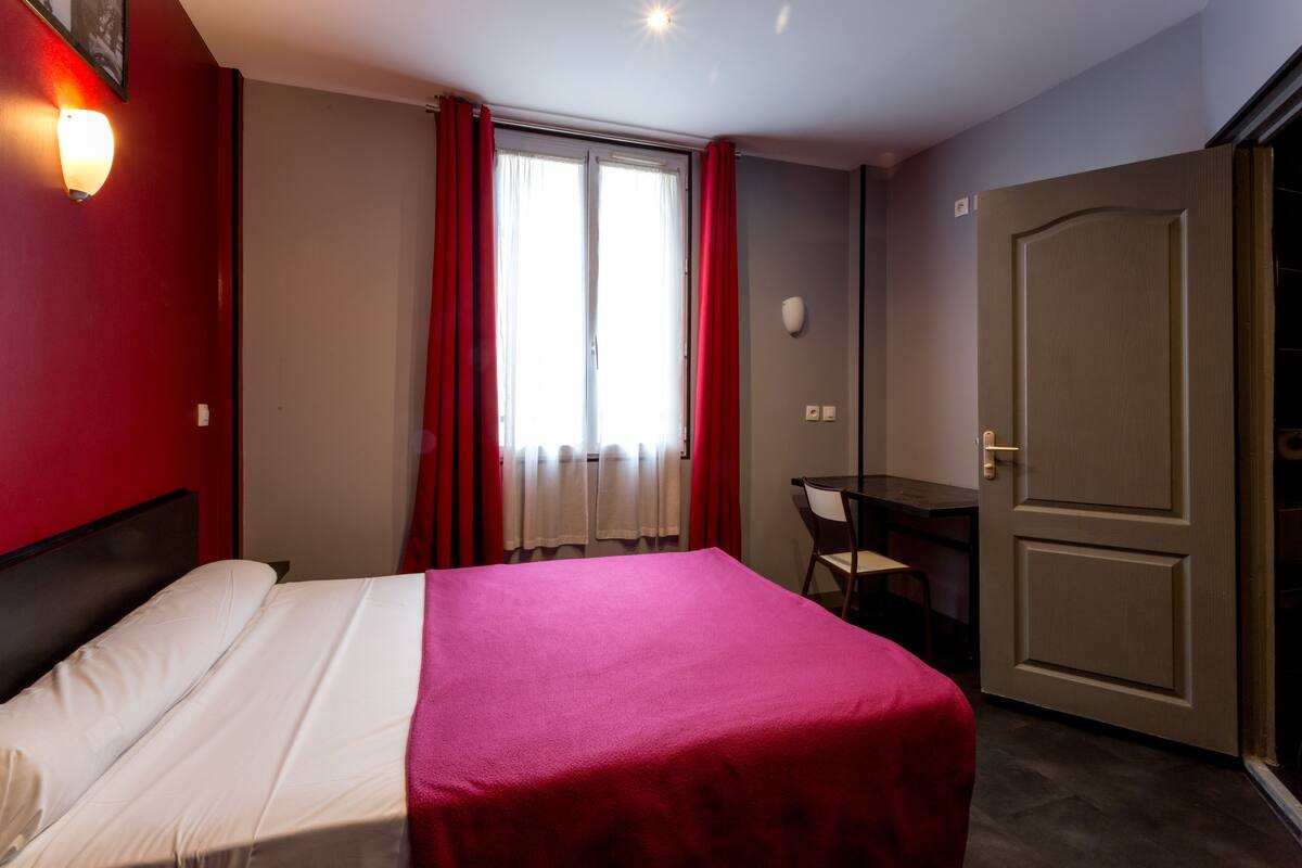 مكتب وواي فاي وملاءات أسرّة