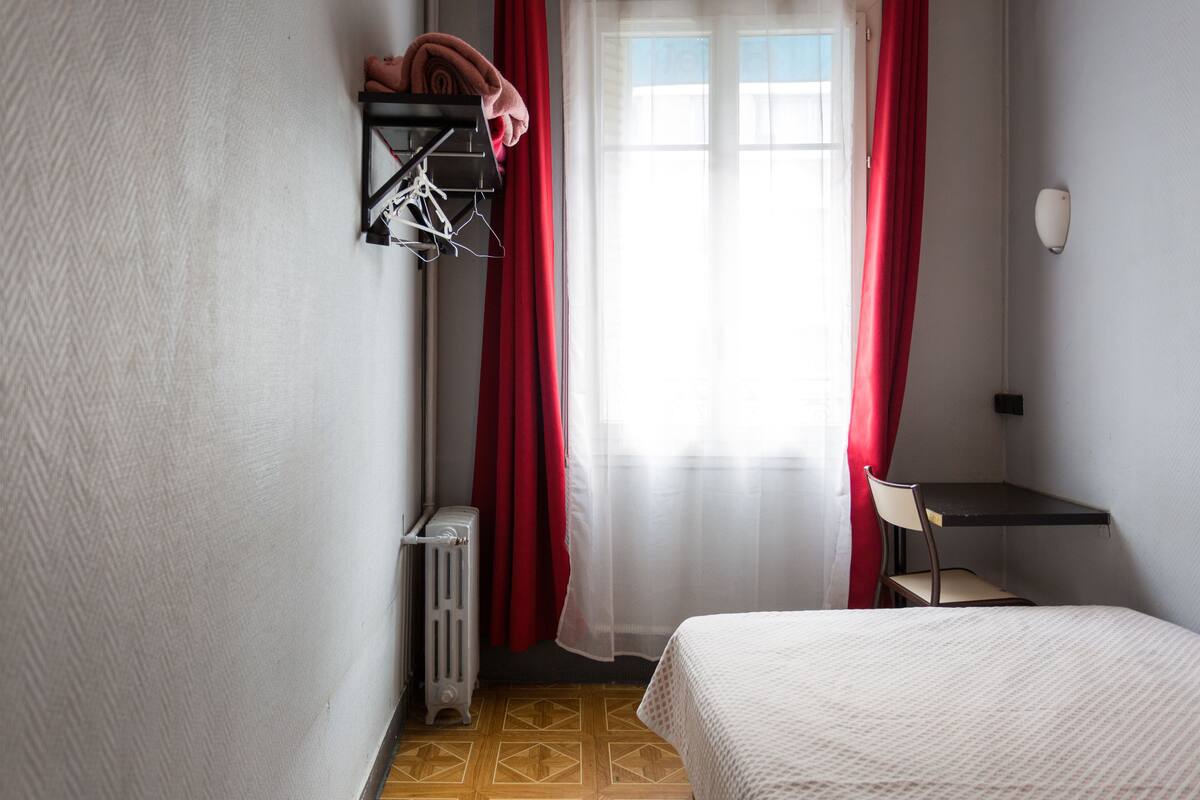 مكتب وواي فاي وملاءات أسرّة