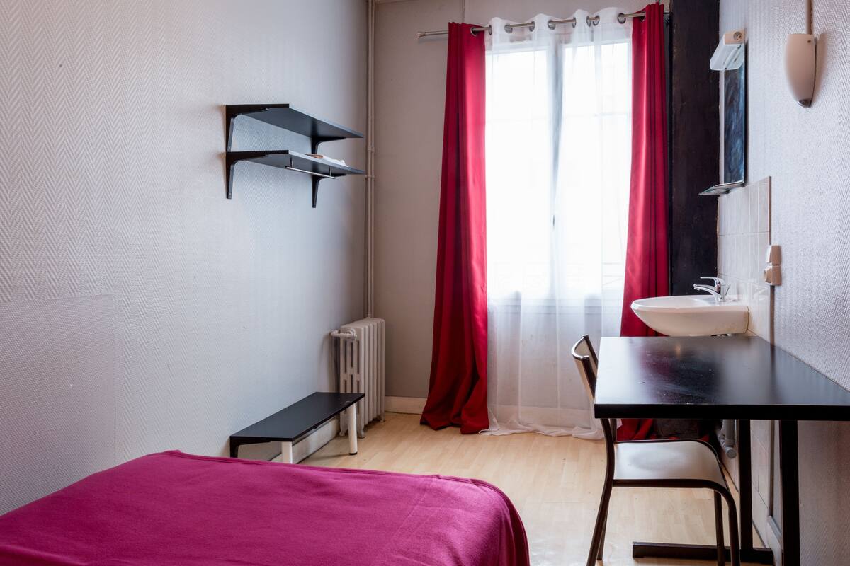 مكتب وواي فاي وملاءات أسرّة