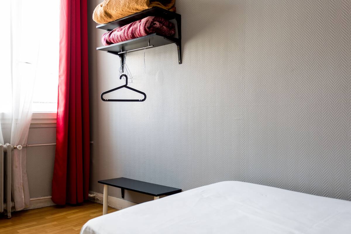 مكتب وواي فاي وملاءات أسرّة