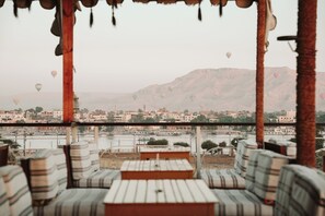 شرفة على السطح