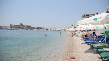 Plage privée à proximité, cabines gratuites, chaises longues, parasols