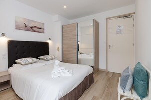 Colchones Select Comfort y caja de seguridad en la habitación 