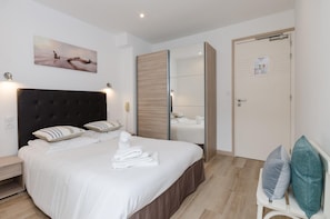 Chambre Double, vue colline, climatisée | Matelas Select Comfort, coffres-forts dans les chambres