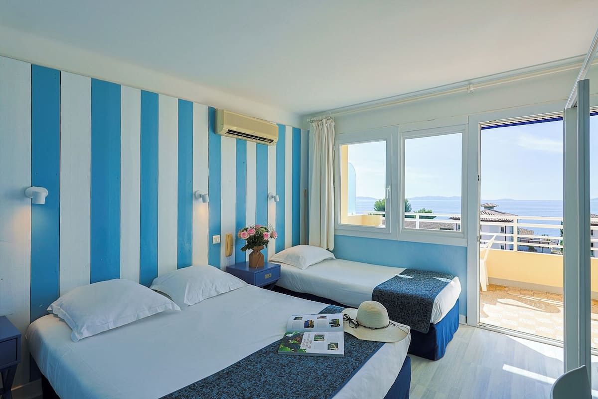 Chambre Triple, vue mer | Matelas Select Comfort, coffres-forts dans les chambres