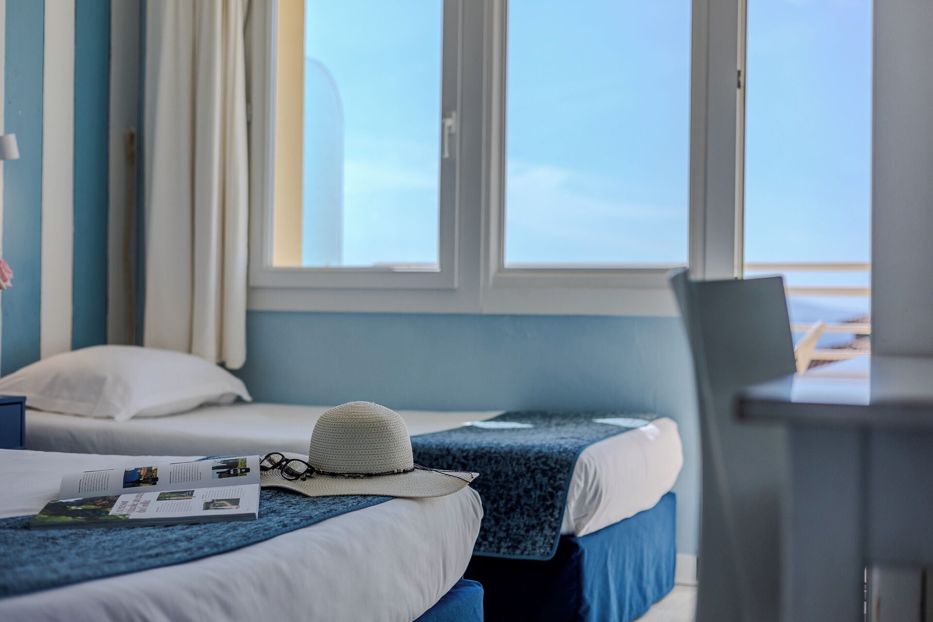 Habitación triple, vista al mar | Camas Select Comfort, minibar y caja de seguridad en la habitación 