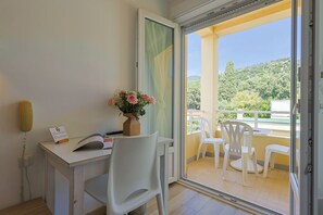 Chambre Triple, vue cour intérieure | Matelas Select Comfort, coffres-forts dans les chambres