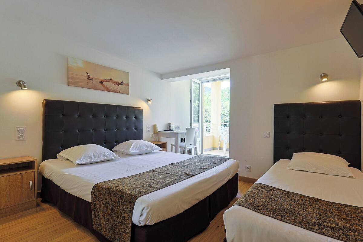 Chambre Triple, vue cour intérieure avec Balcon | Matelas Select Comfort, minibar, coffres-forts dans les chambres