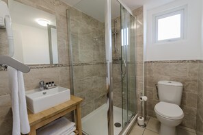 Secador de pelo, toallas, jabón, shampoo