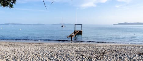 Nära stranden, solstolar, parasoller och strandhanddukar