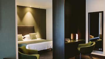 Suite Junior, pemandangan kebun | 1 kamar tidur, minibar, brankas, dan kedap suara