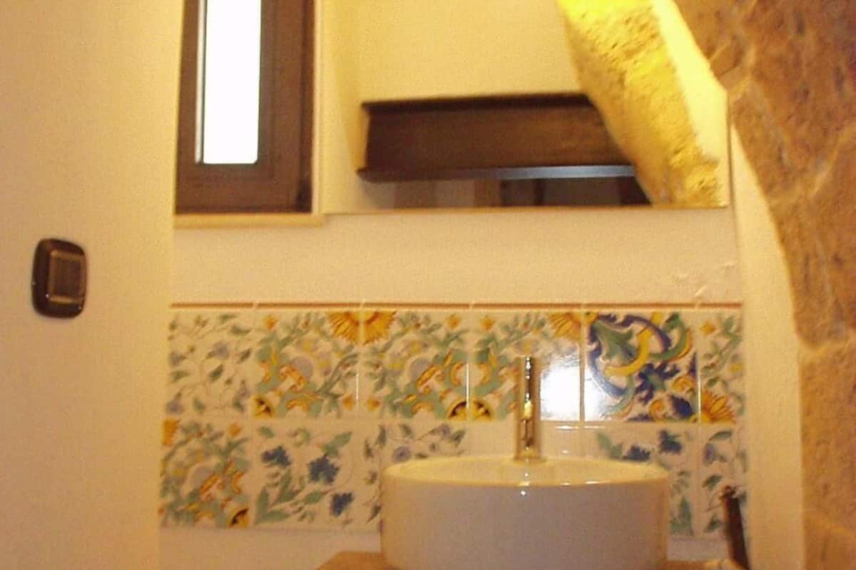 shower, free toiletries, hair dryer, bidet