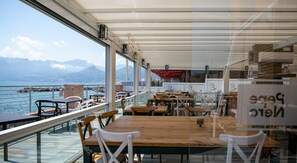 3 restaurants, serveren ontbijt, lunch, diner, lokale gerechten