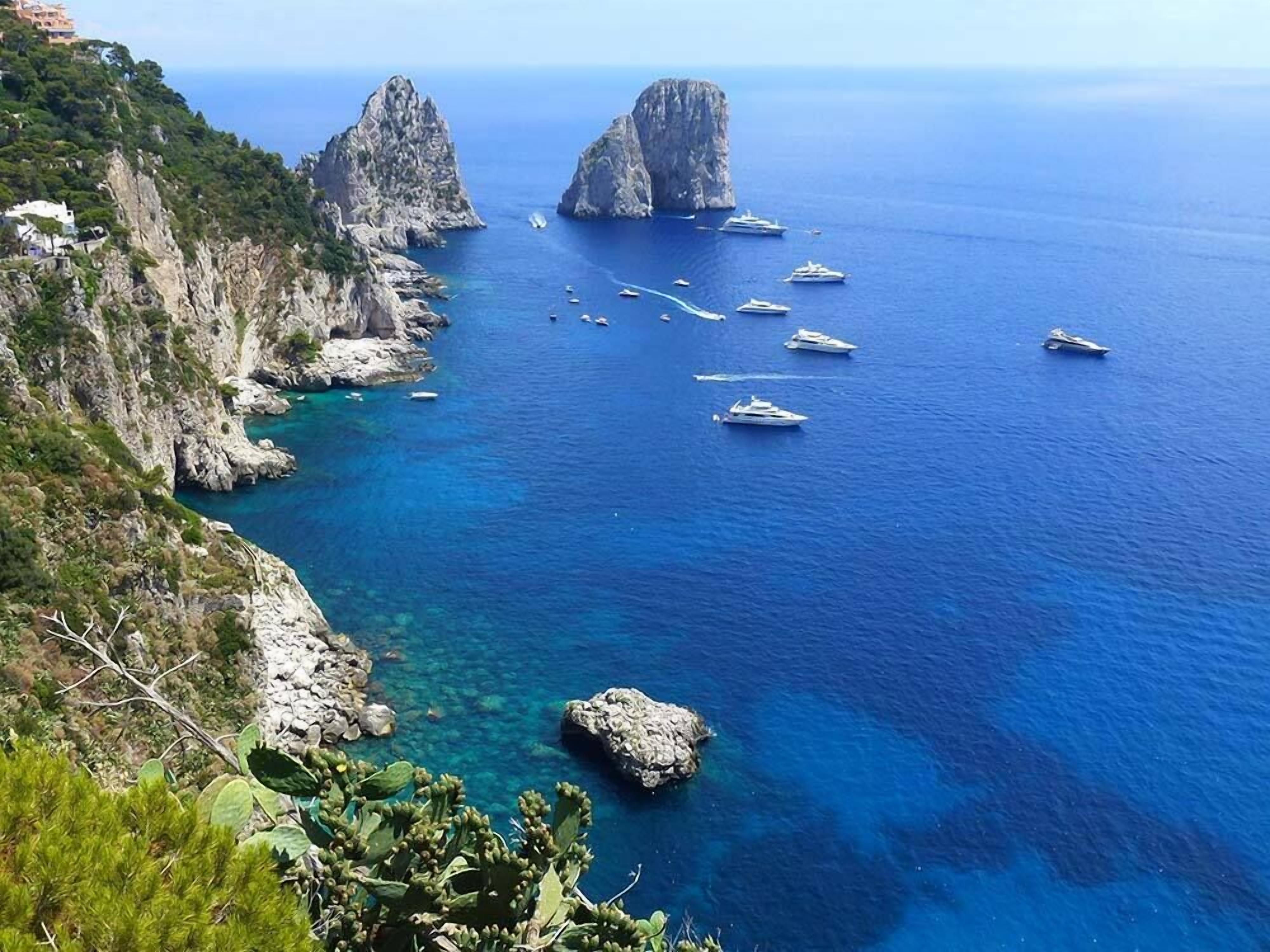 Un paisaje costero con acantilados rocosos y mar azul cristalino.