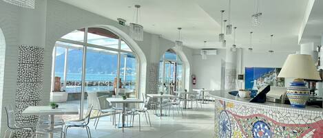 Daily to-go breakfast (EUR 12.50 per person)